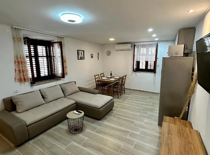 Lägenhet House Varos