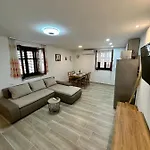 דירה House Varos