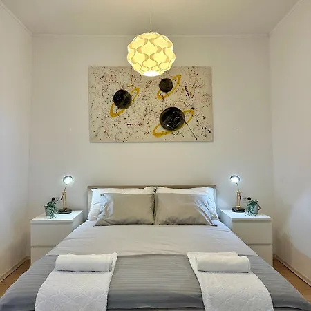 Apartament House Varos *