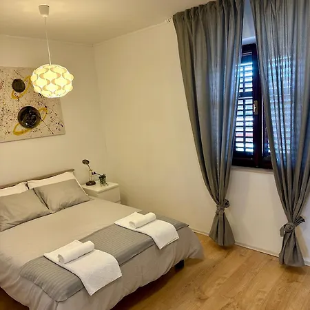 Apartament House Varos *