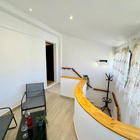 Apartament House Varos