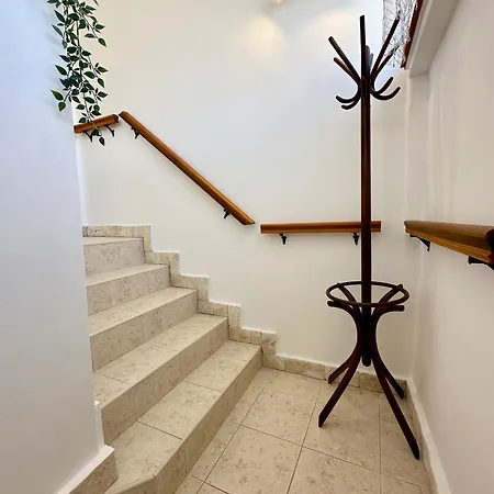 Apartament House Varos *