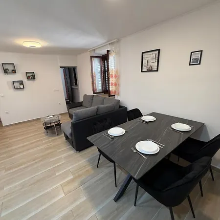 Appartamento House Varos